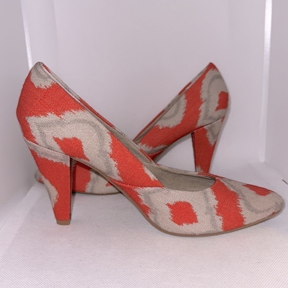 Anthropologie Seychelles Delightful Orange and Grey Ikat Print Heels Size 7- NWT - Picture 5 of 11